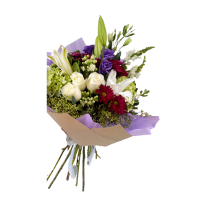 Ramo con lilis Blancas, lisianthus, margaritas , perritos y follajes verdes , con papel decorativo y su liston.